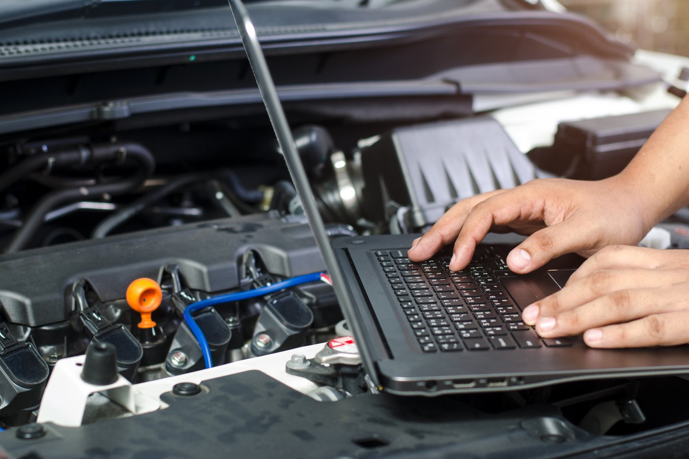 Diagnosi elettronica con laptop collegato alla centralina di un'auto